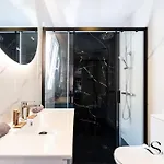 Perfect Stylish 1 Bedroom Getaway Apartment *